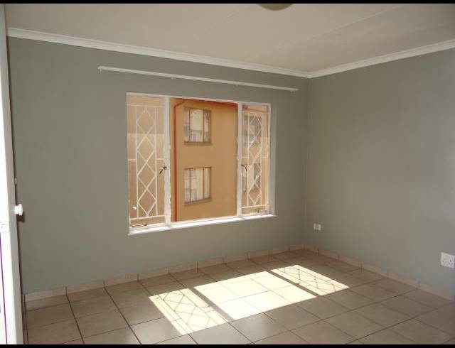 2 BEDROOM PROPERTY TO RENT IN HELDERKRUIN